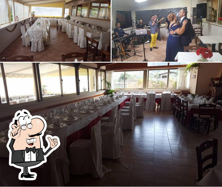 Siediti a un tavolo di Ristorante degli Amici
