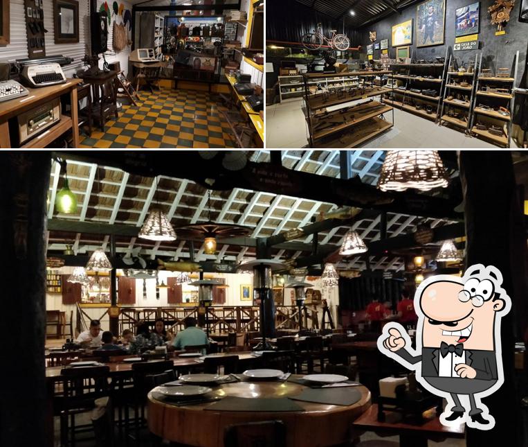 Sente em uma das mesas no Casa Do João