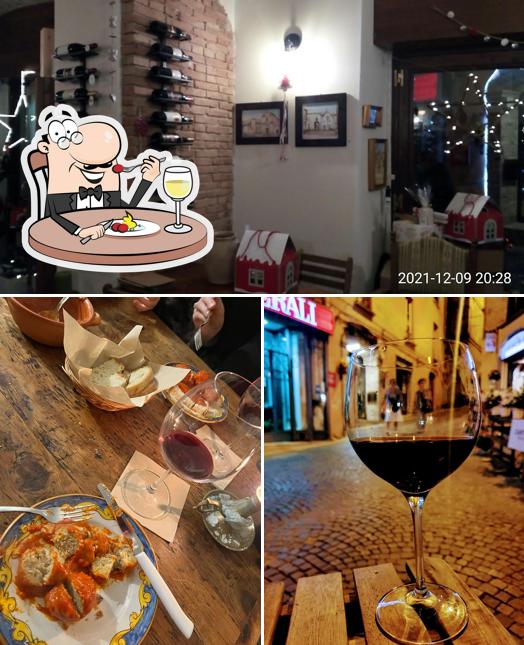 Tra le varie cose da Enoteca Cantinetta Mavà si possono trovare la cibo e interni