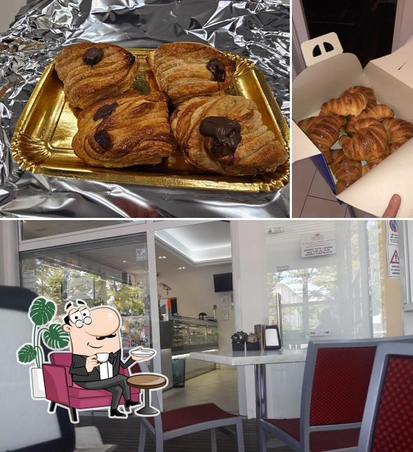 Siediti a un tavolo di Pasticceria De Rosa Conegliano s.a.s