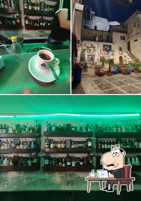Tra le diverse cose da Caffè Napoli Reloaded si possono trovare la interni e cibo