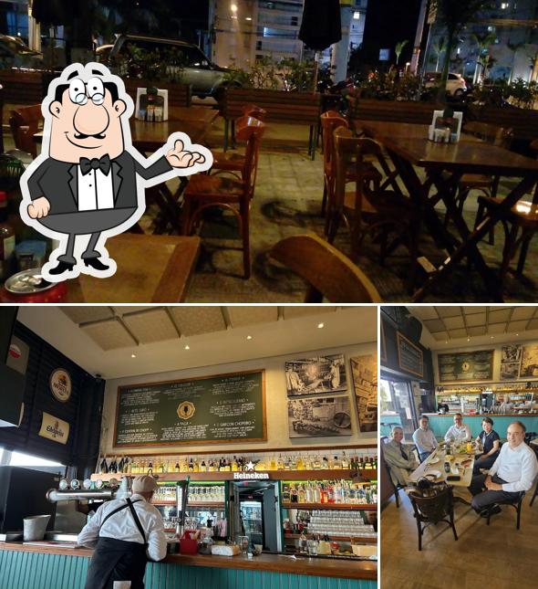 Sente em uma das mesas no Dorival Bar & Parrilla