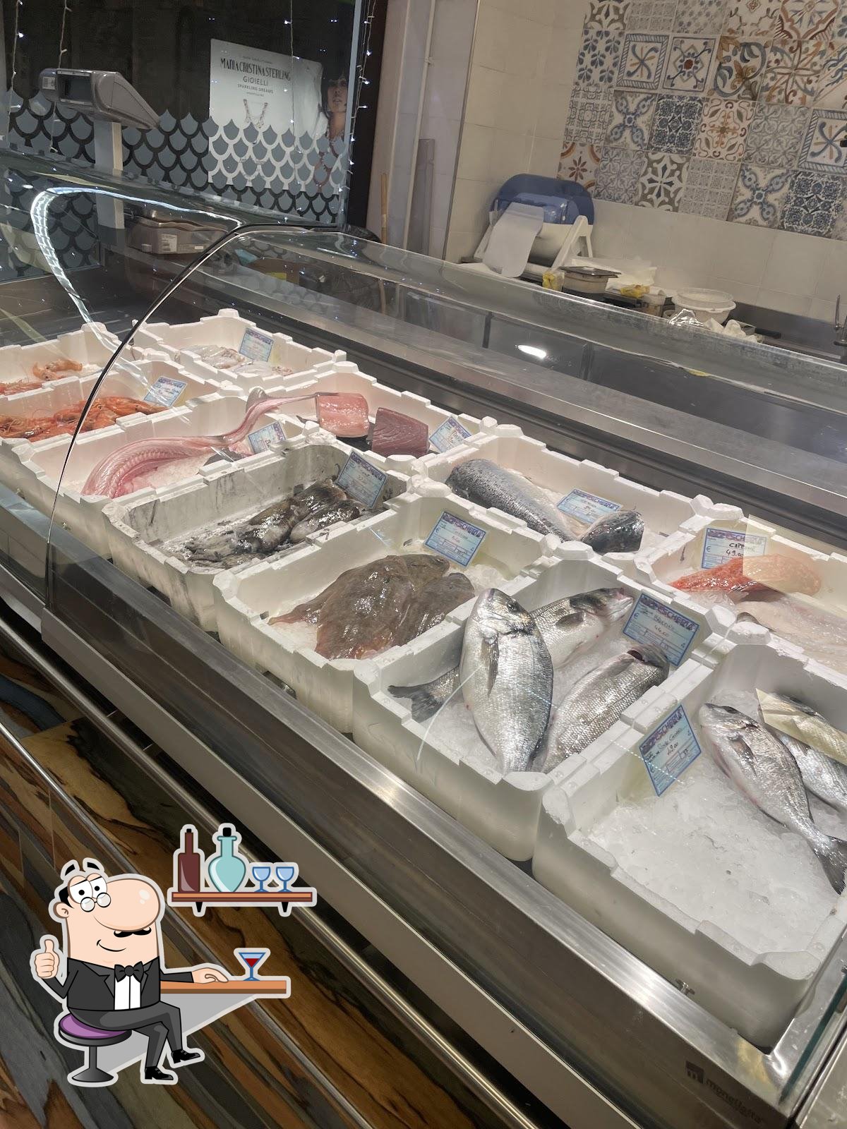 Dai un'occhiata agli interni di Ristopescheria FeR fish & restaurant.