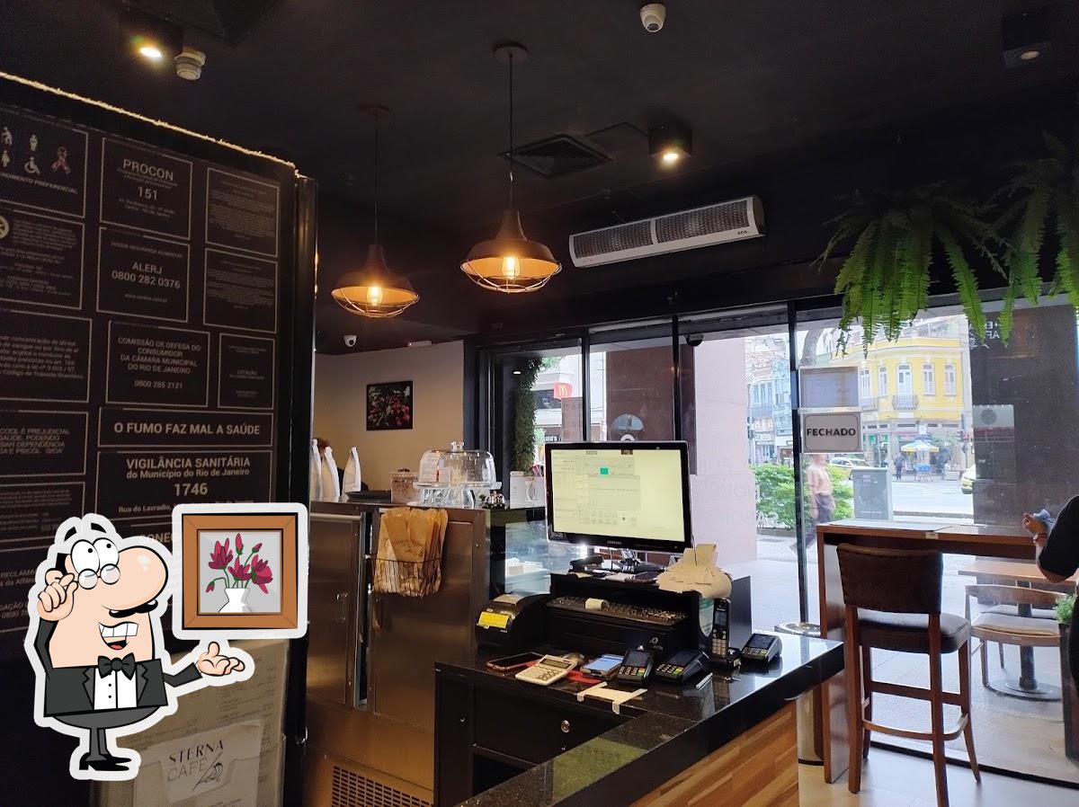 Sente em uma das mesas no Sterna Café.