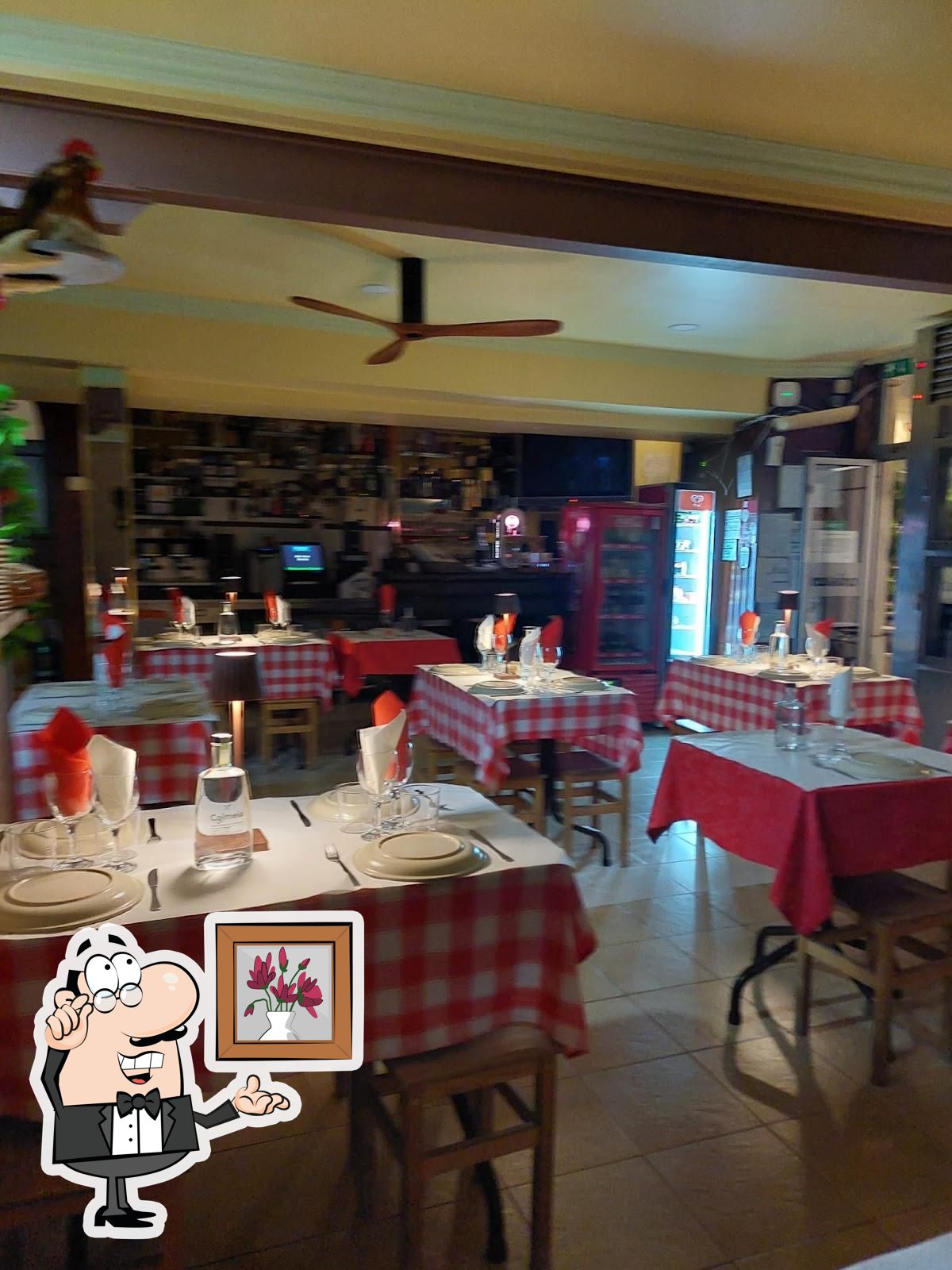Sente em uma das mesas no Restaurante “A Colmeia”.