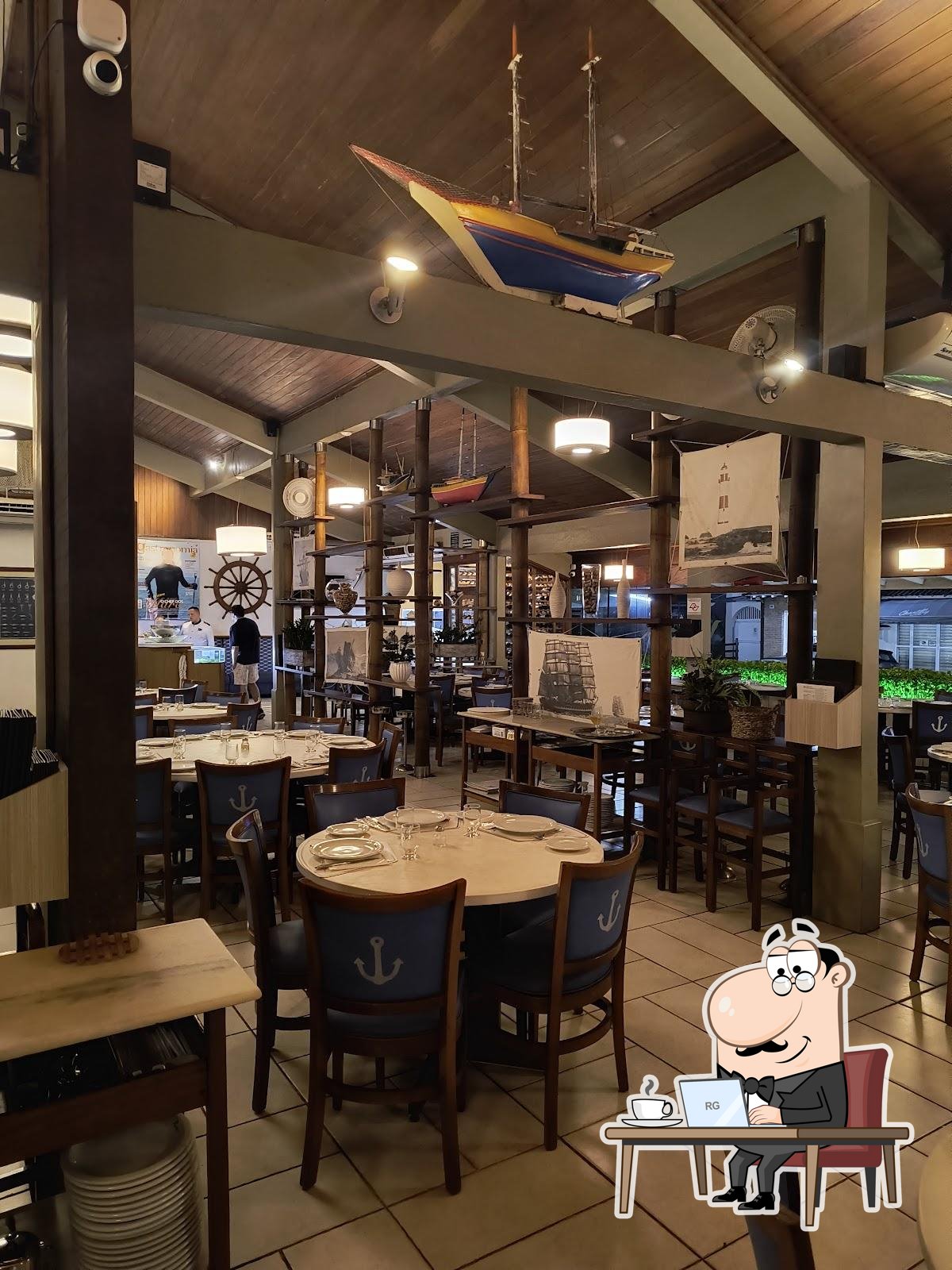 Sente em uma das mesas no Rufino’s Restaurant o Chef dos Mares.