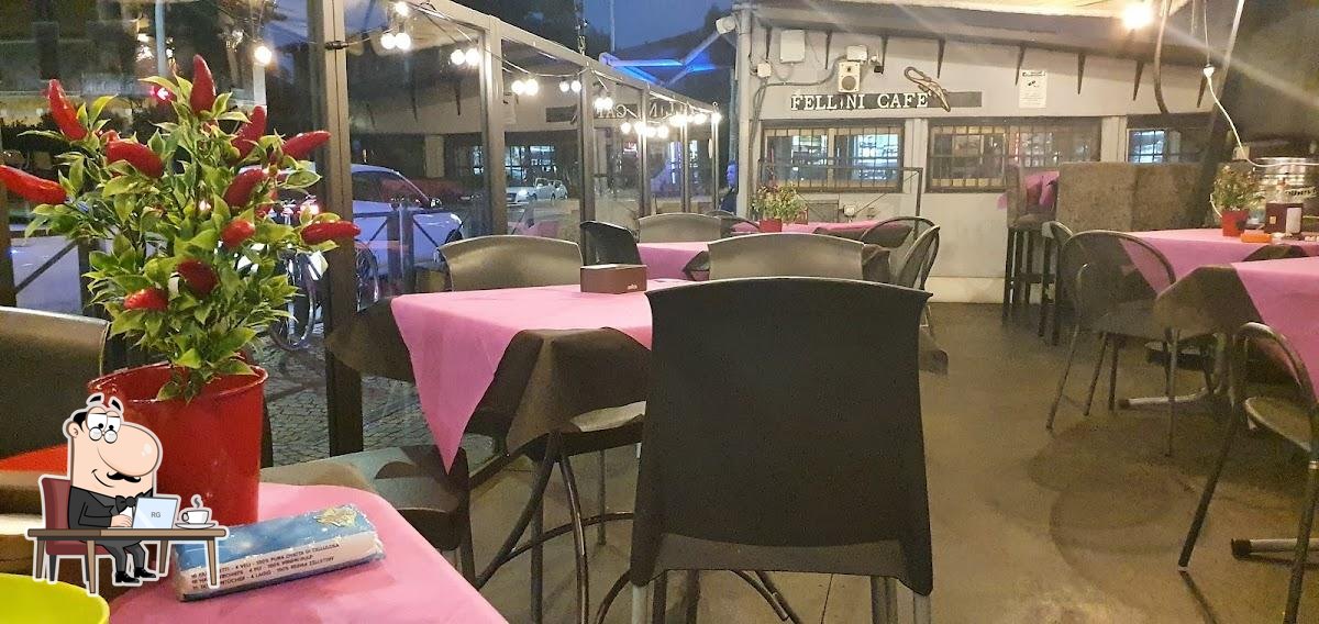 Dai un'occhiata agli interni di Fellini Cafè.