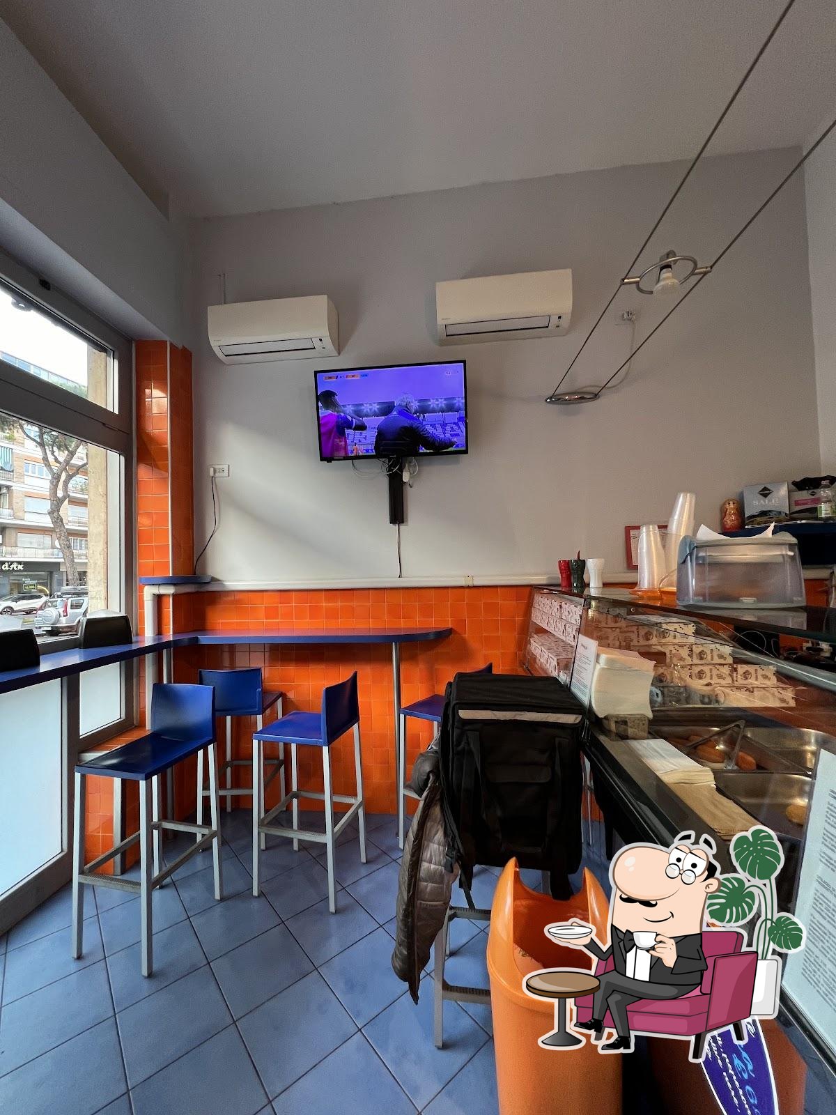 Siediti a un tavolo di Pizza Shop.