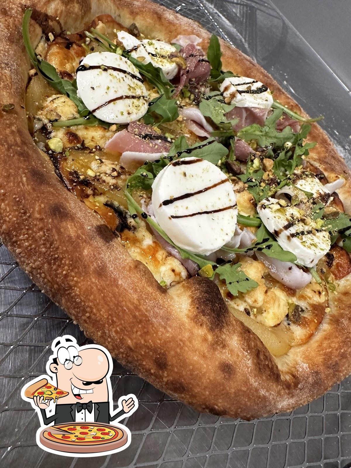 At Arcadia Poulet et Pizza, you can enjoy pizza.