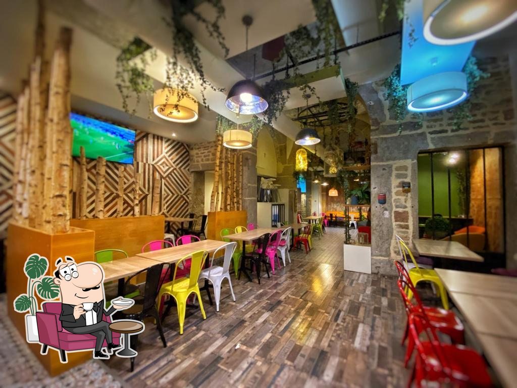 Installez-vous à l'une des tables de Diwan.