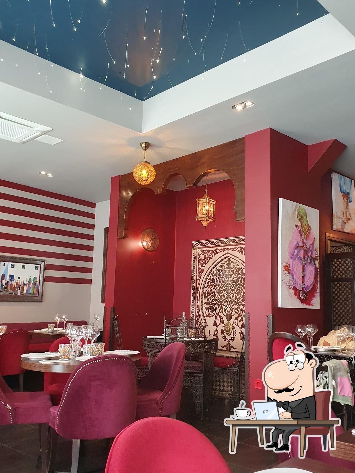 Installez-vous à l'une des tables de Le Riad.