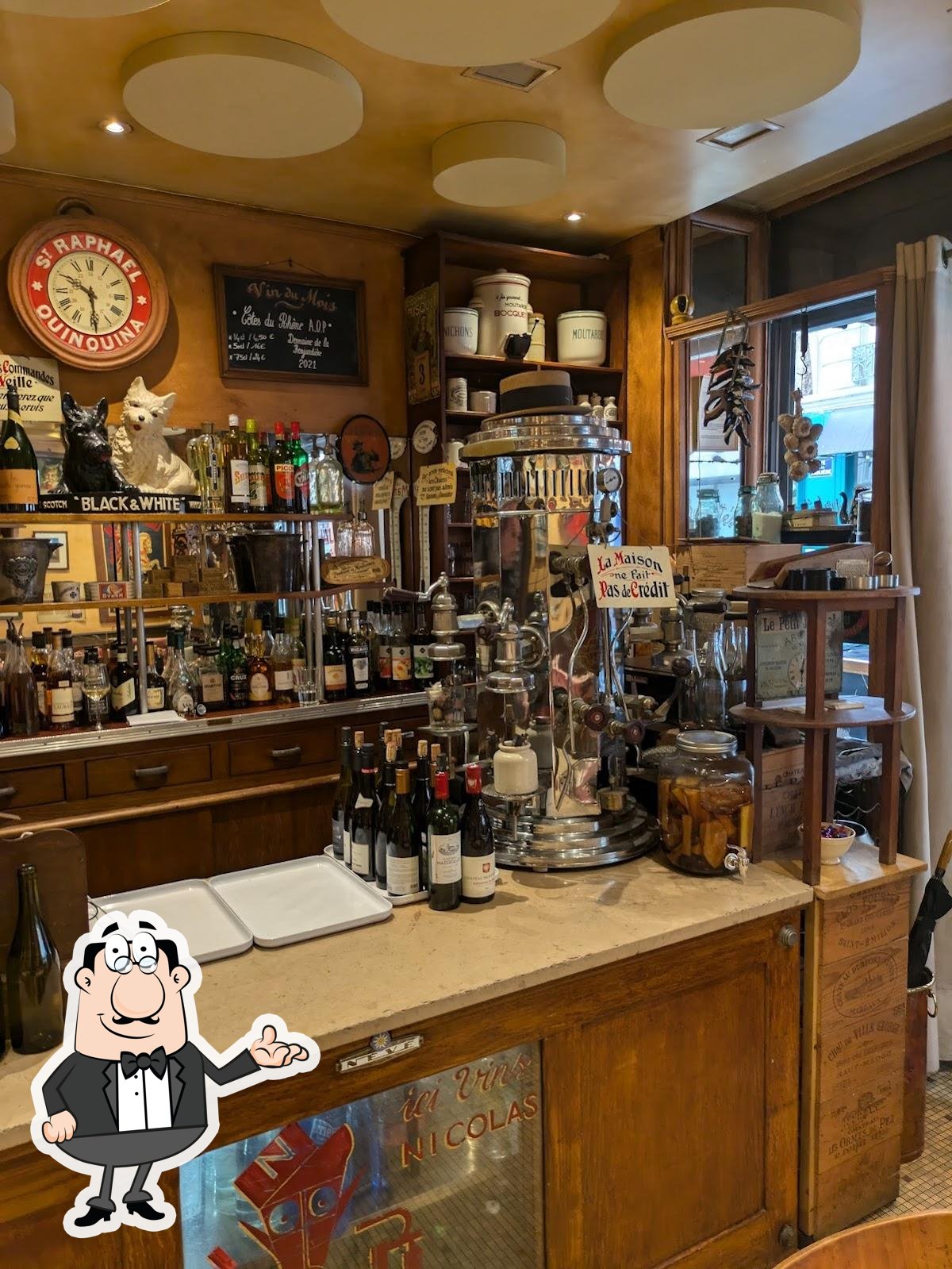 Installez-vous à l'une des tables de Le Petit Baigneur.