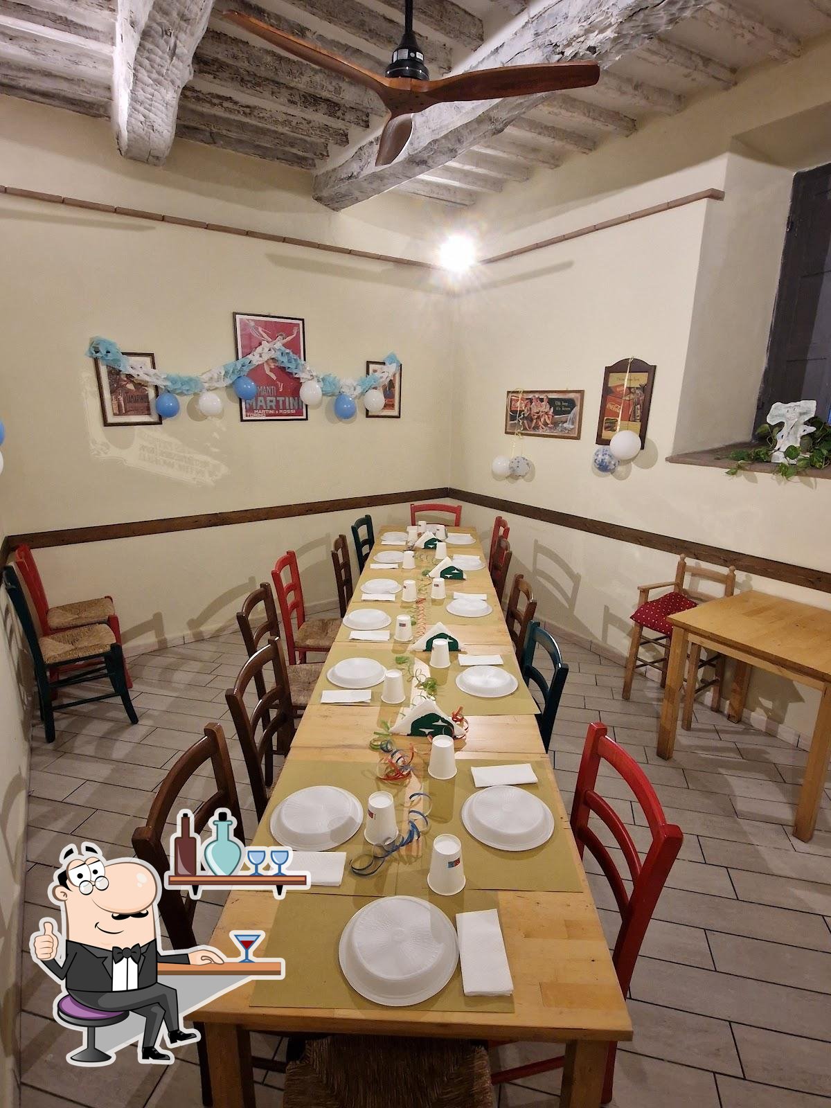 Siediti a un tavolo di Olio&Sale pizzeria.