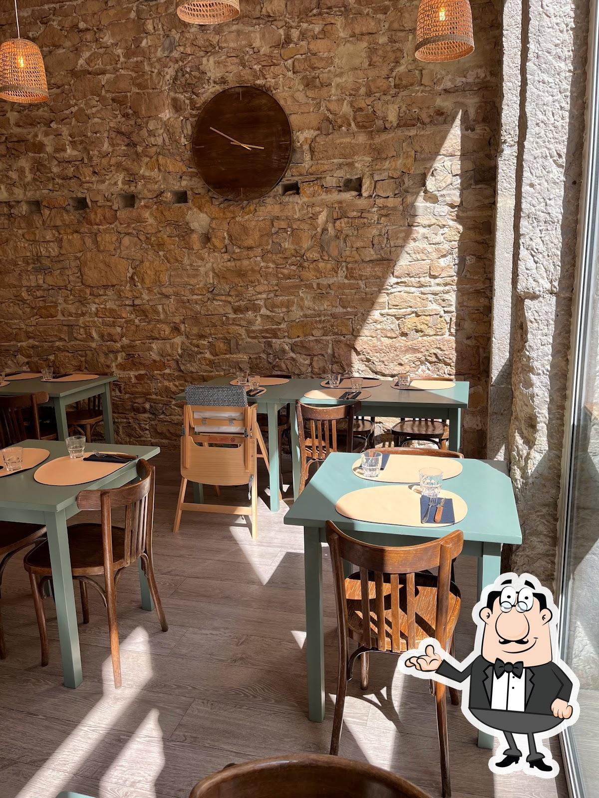 Installez-vous à l'une des tables de Il Fico.