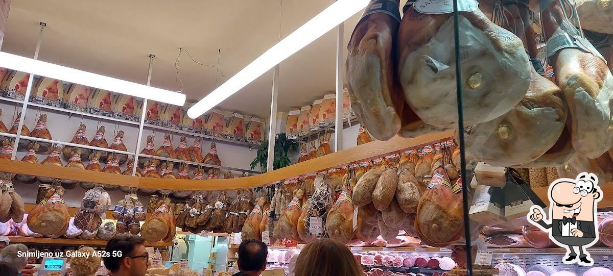 Gli interni di Enoteca Storica Faccioli.