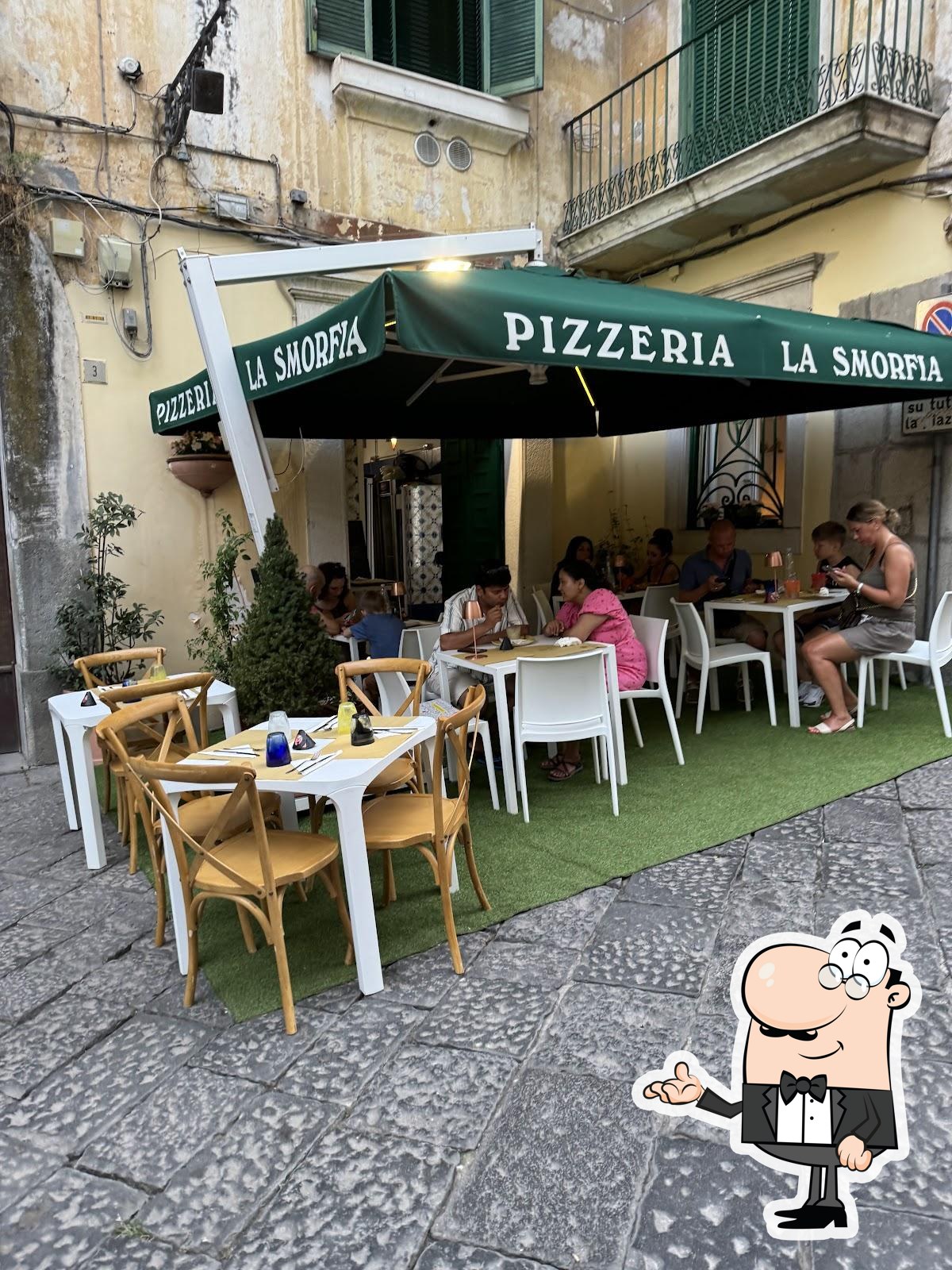 Siediti a un tavolo di La Smorfia.