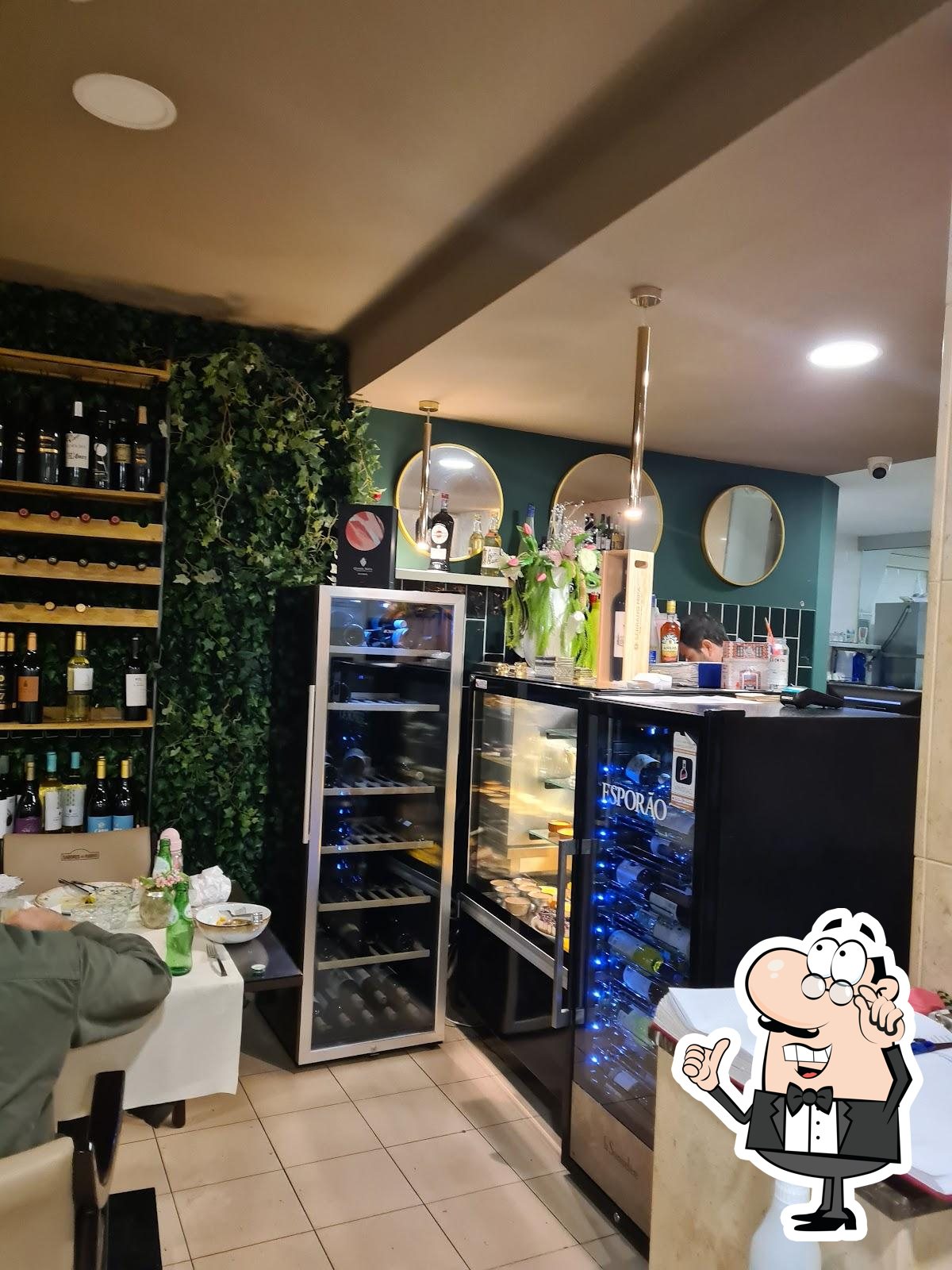 Veja imagens do interior do Sabores ao Rubro.
