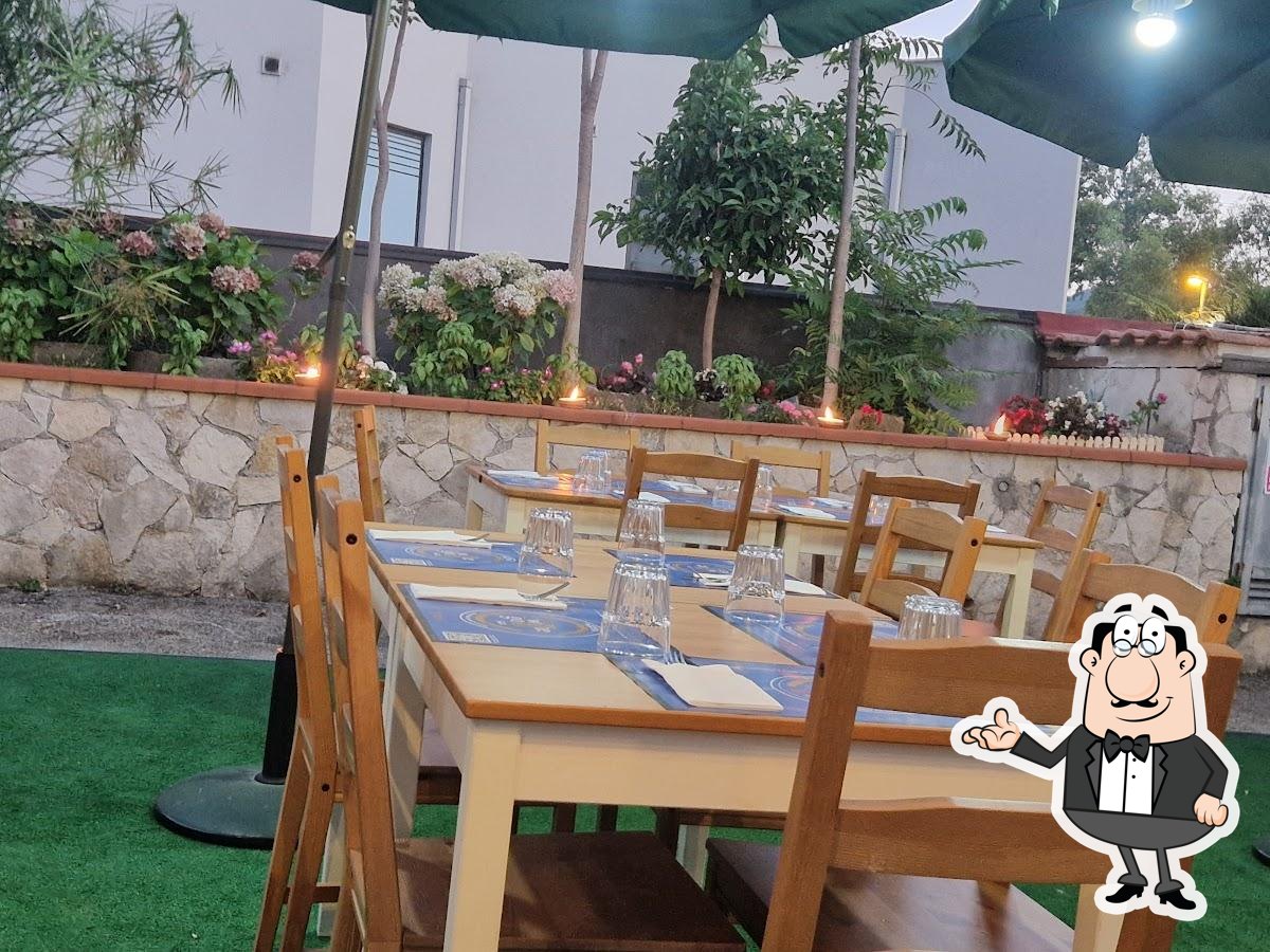 Gli interni di Pizzeria White Gold.