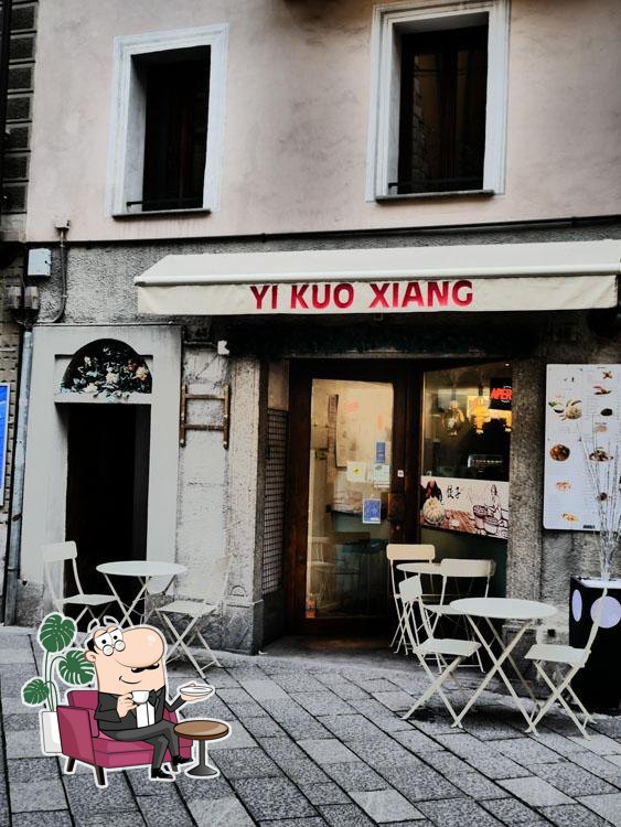 Siediti a un tavolo di Yi Kouxiang.