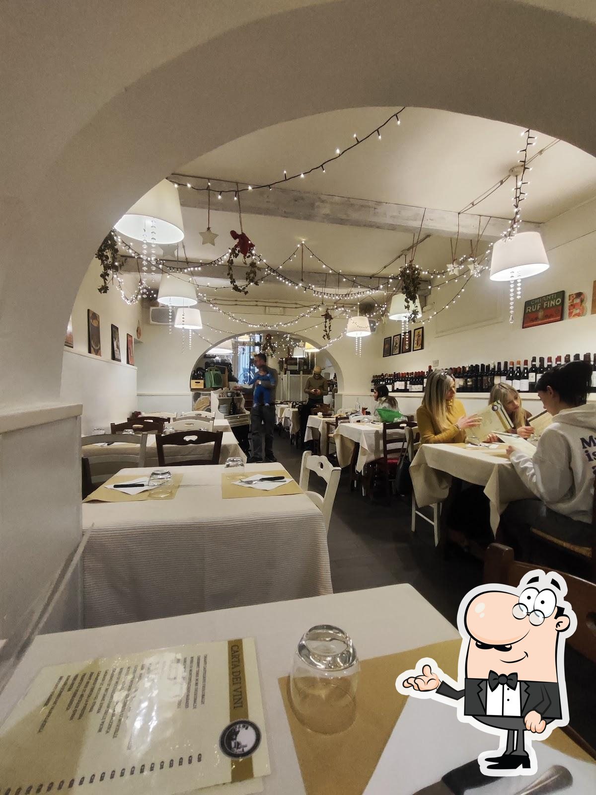 Siediti a un tavolo di La Taverna del Portico.