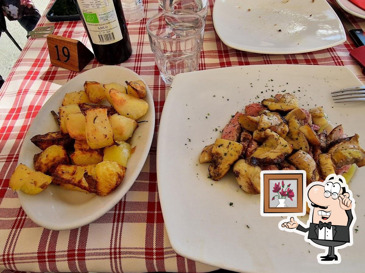 Siediti a un tavolo di Vineria Dal Chiodo.
