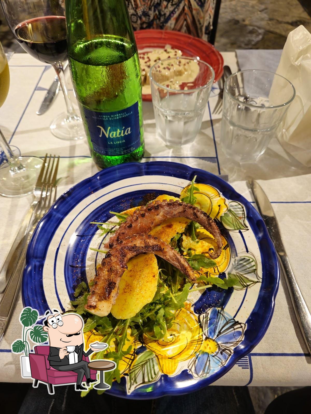 Siediti a un tavolo di Osteria dedicato a mio padre.