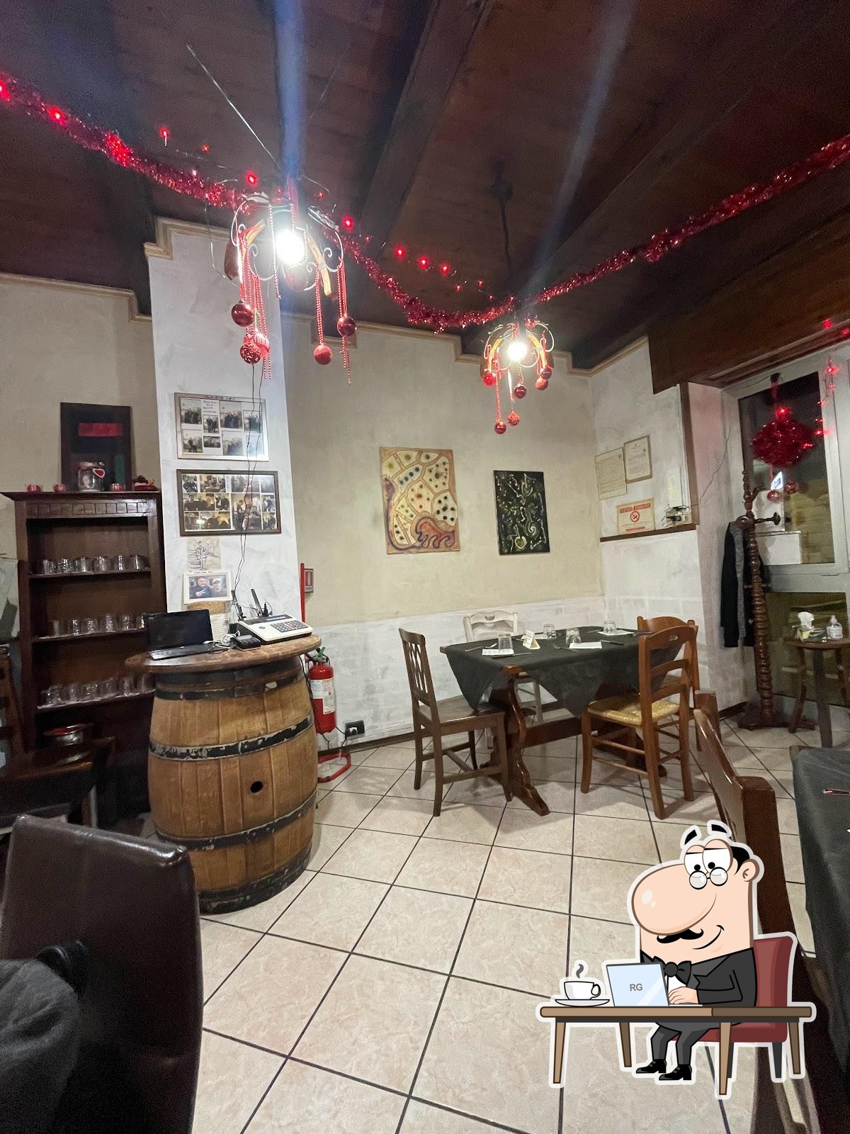 Gli interni di La Cantina. Gli interni di La Cantina.