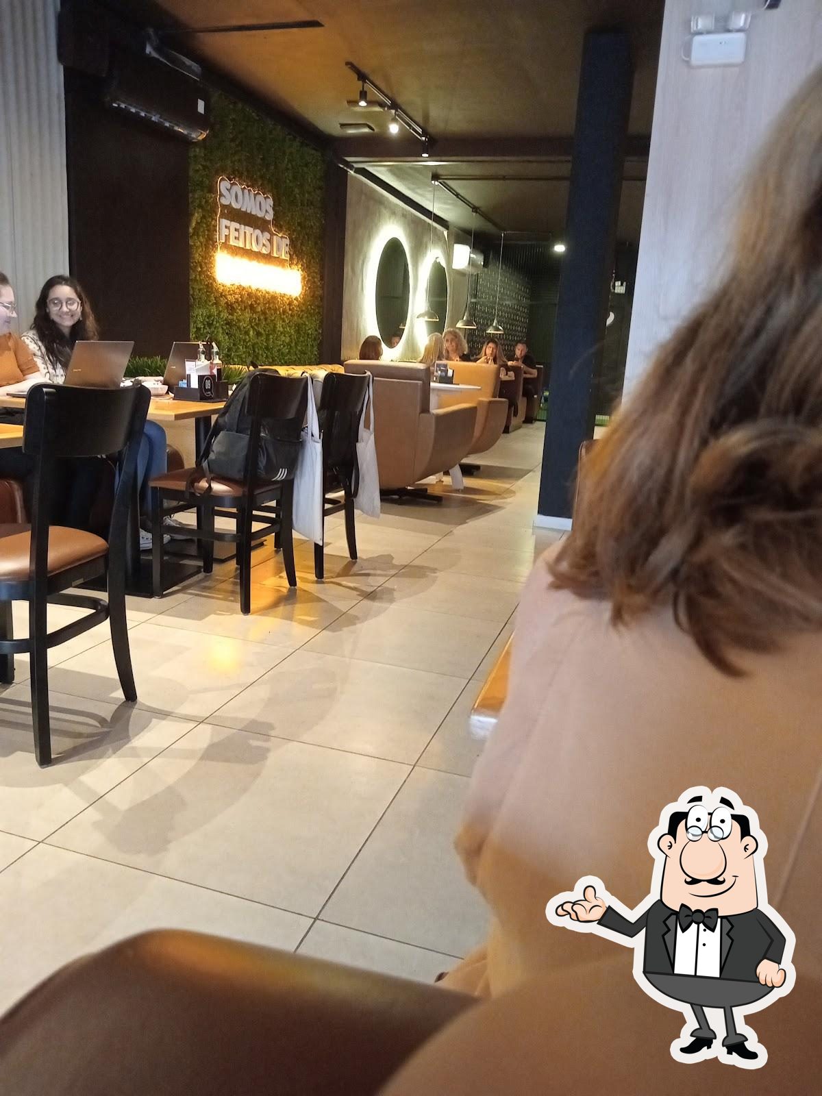 Sente em uma das mesas no Quiero Café.