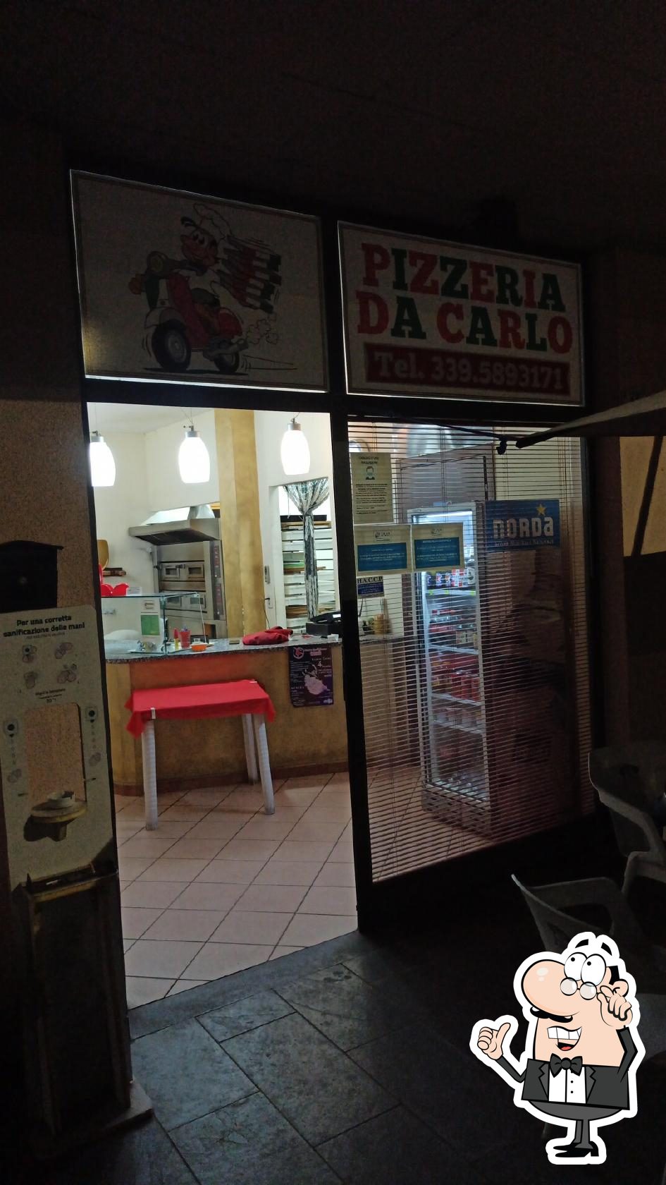Siediti a un tavolo di Pizzeria da Carlo.