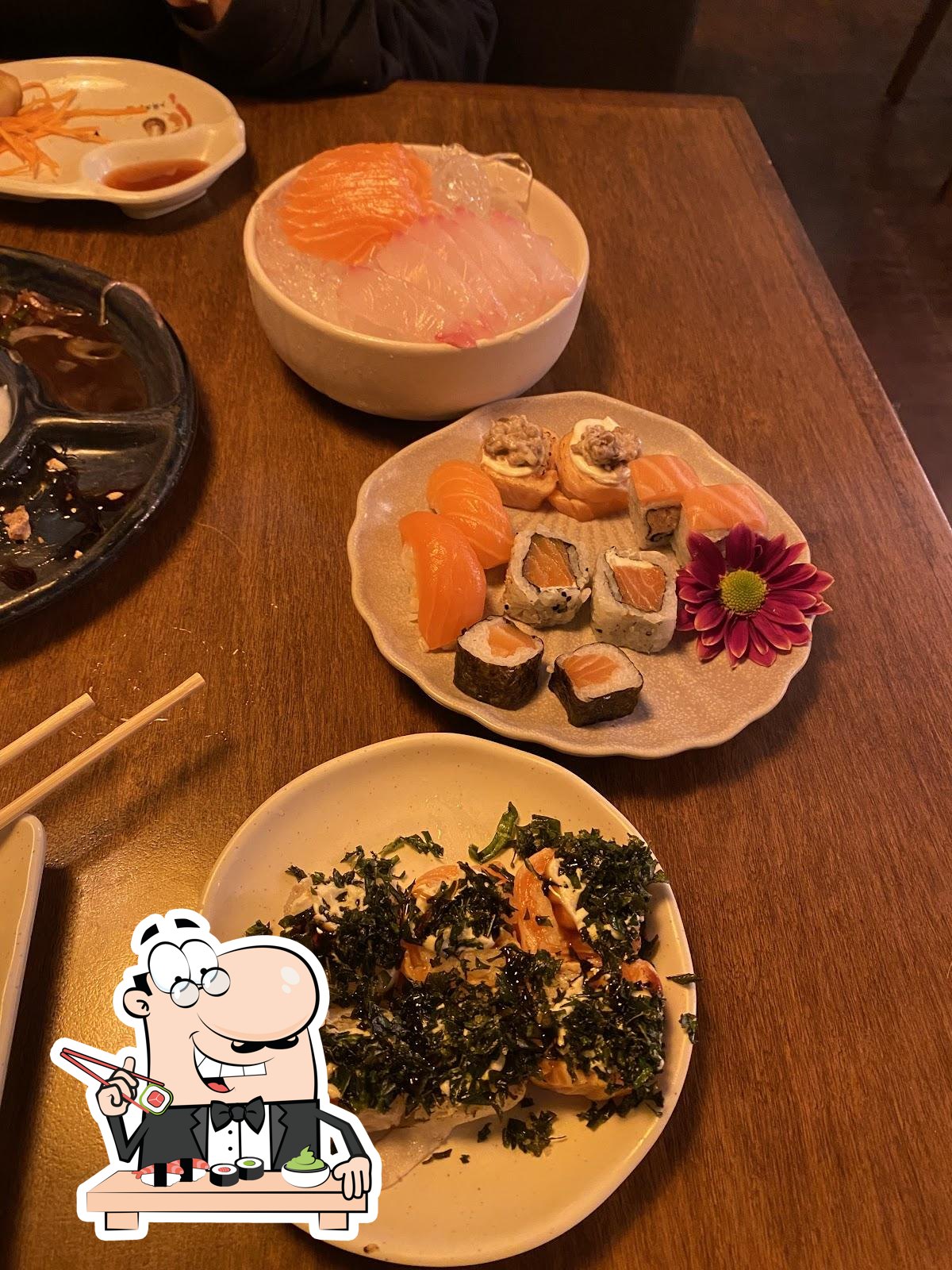 Rolos de sushi são oferecidos por Haruyama Sushi Vila Sofia.