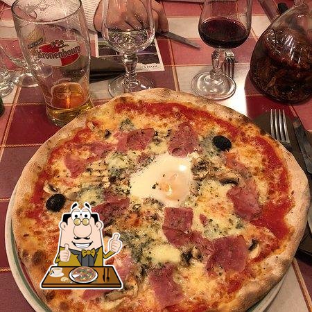 A Pizzeria Avarello, vous pouvez essayer des pizzas.