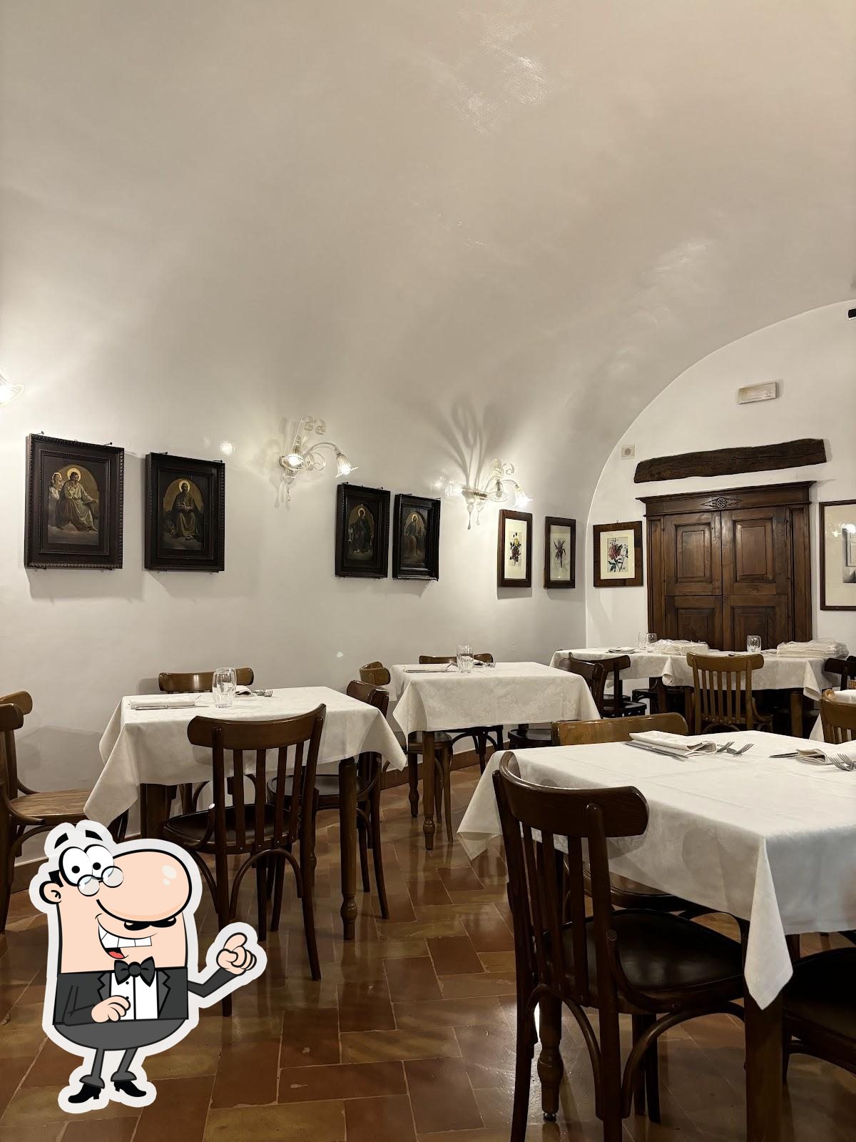 Siediti a un tavolo di Trattoria Degli Umbri.