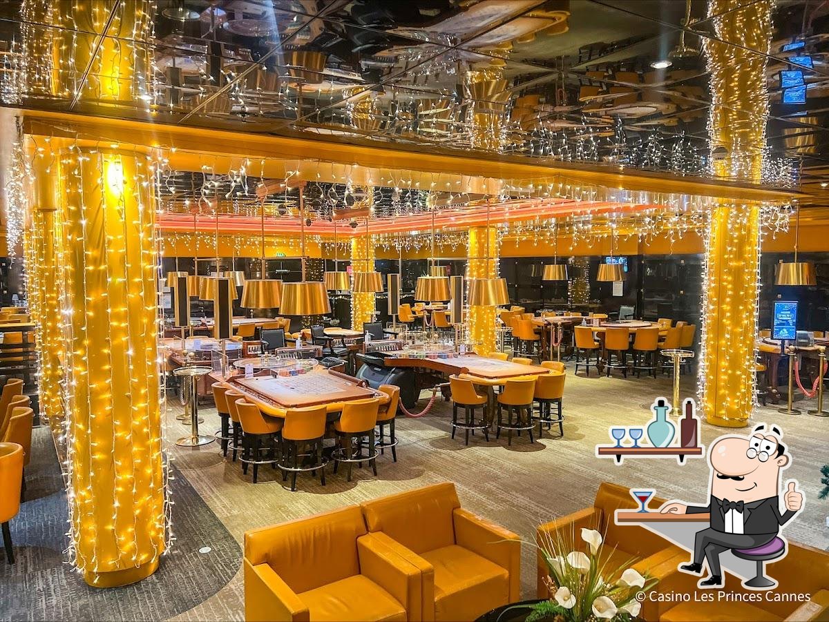 Installez-vous à l'une des tables de Casino Les Princes.