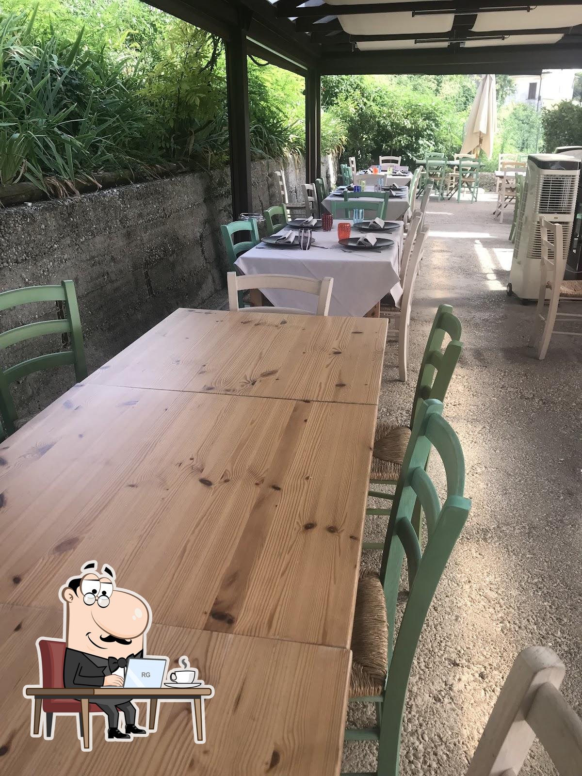 Dai un'occhiata agli interni di Osteria di Collalbrigo.