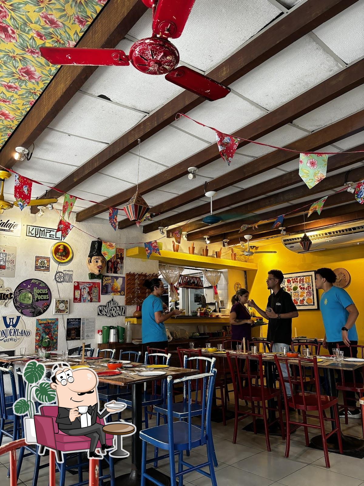 Sente em uma das mesas no Café do Alto.