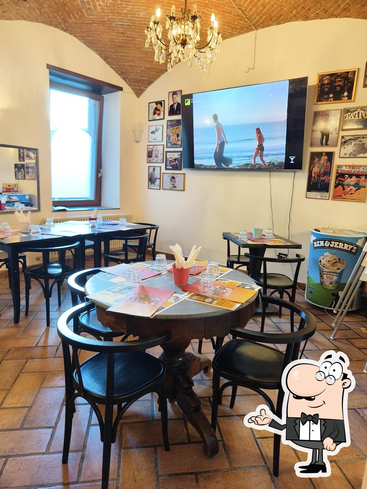 Siediti a un tavolo di Hamerica's.