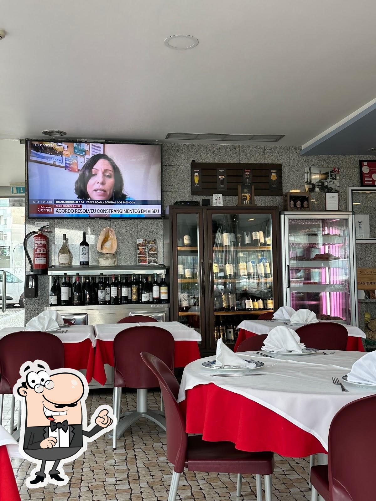 Sente em uma das mesas no Marisqueira Sardinha Cervejaria Restaurante.