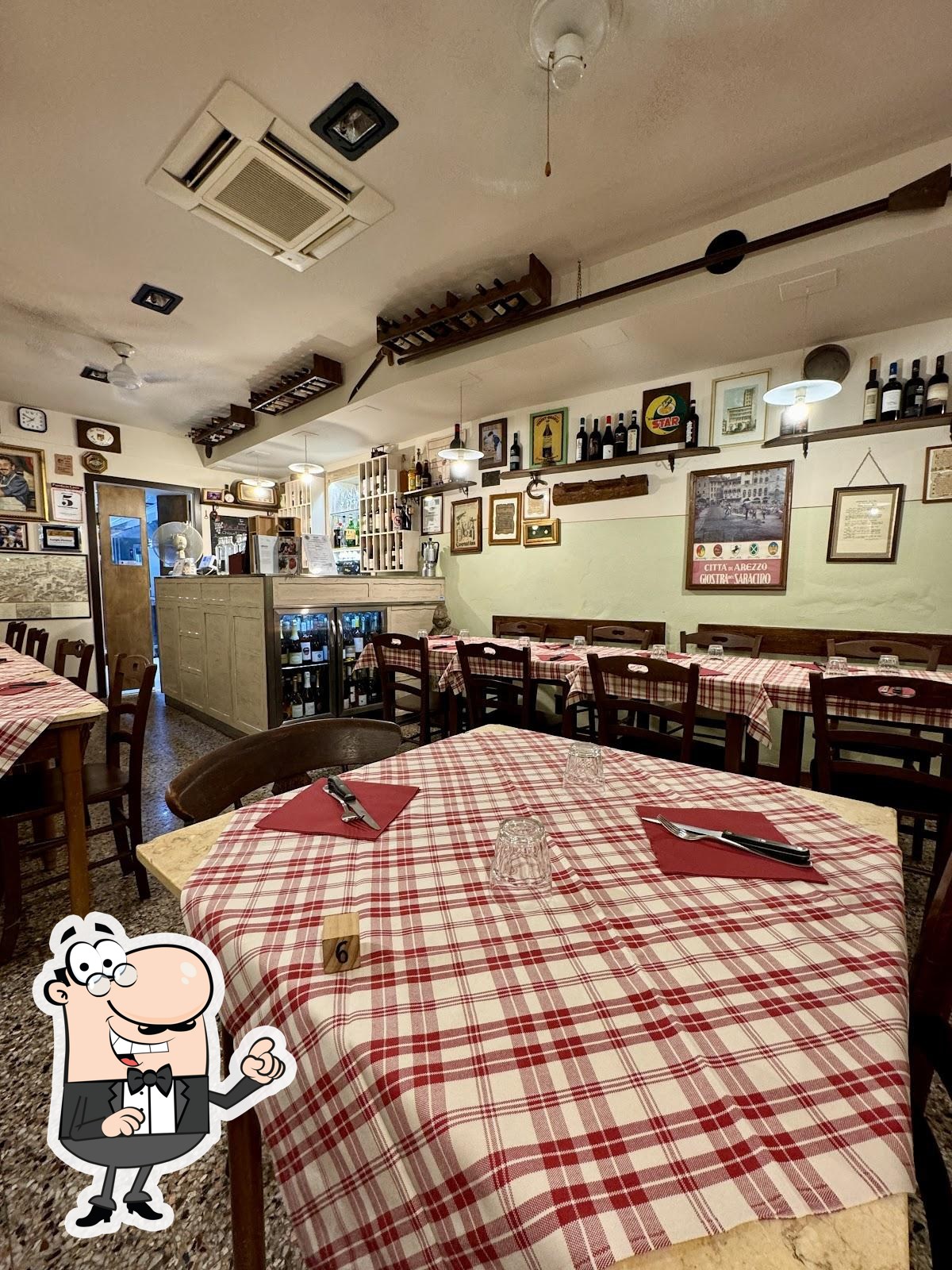 Siediti a un tavolo di Vineria Dal Chiodo.