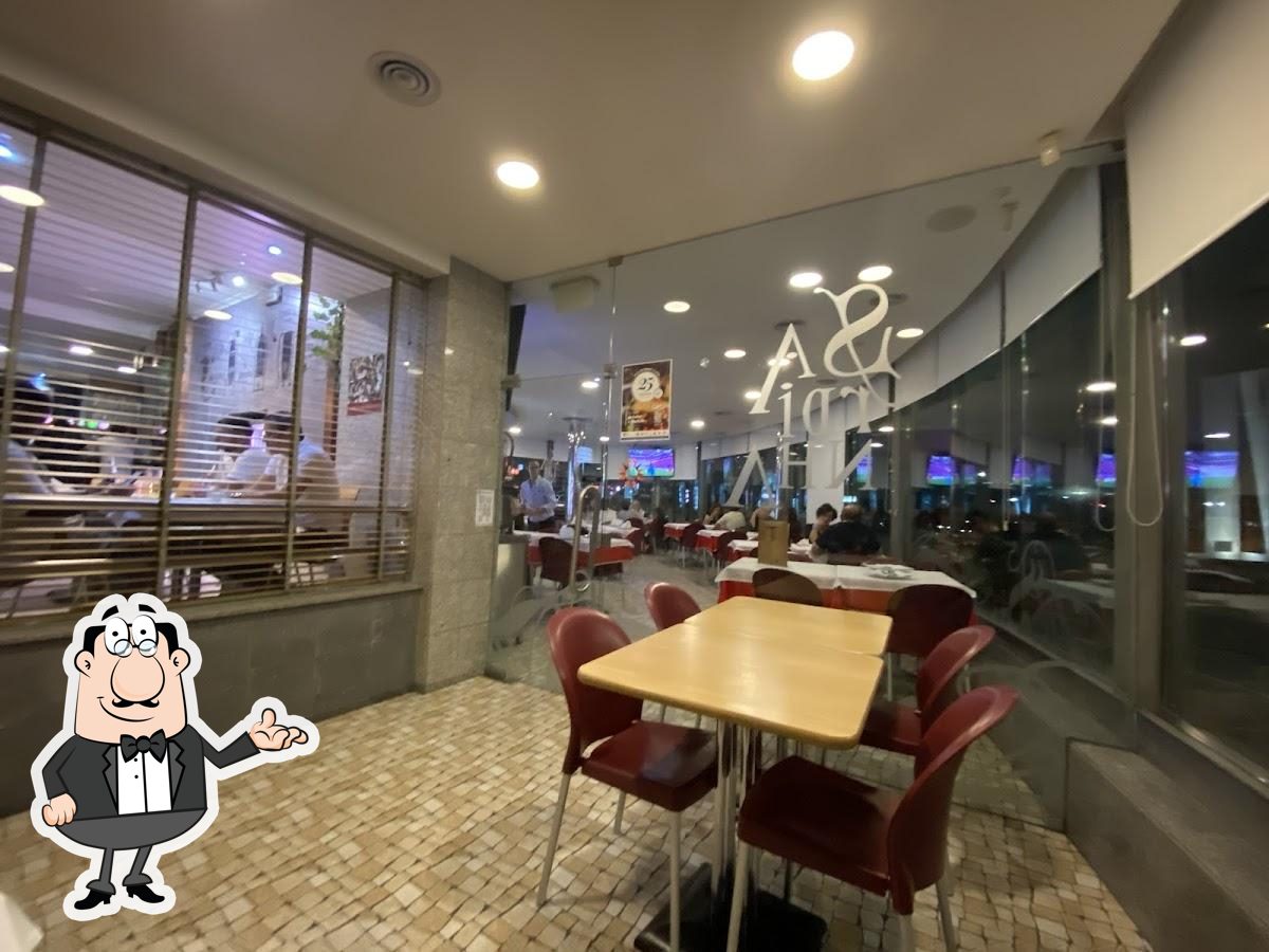 O interior do Marisqueira Sardinha Cervejaria Restaurante.