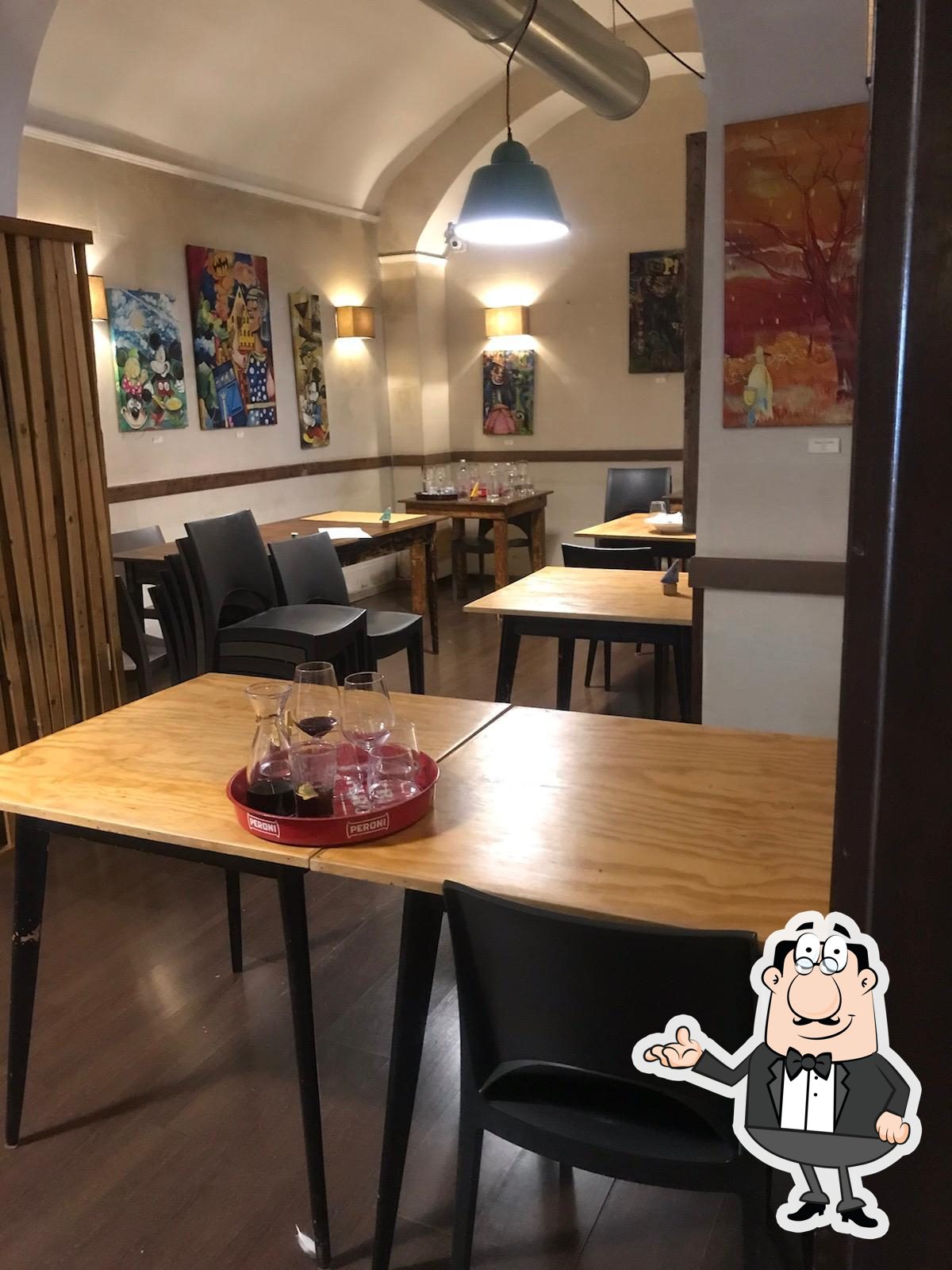 Gli interni di OSTERIA 203.
