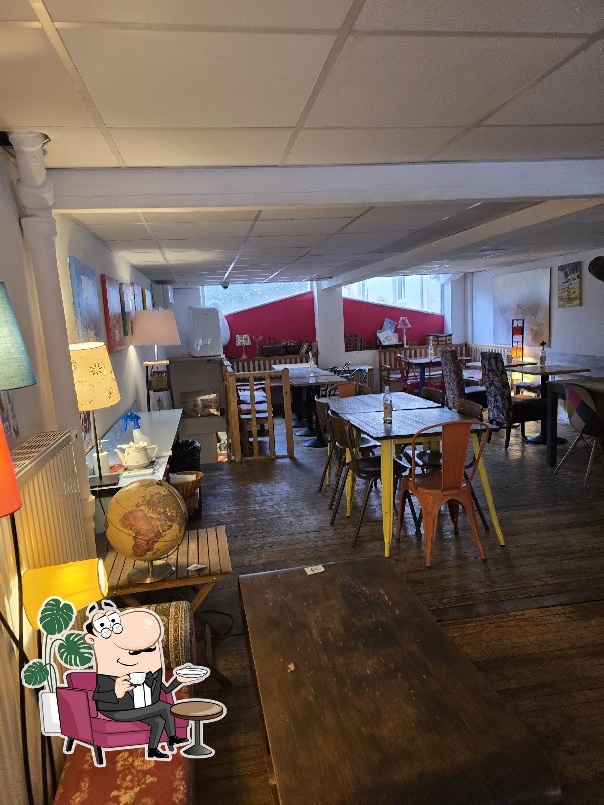 Installez-vous à l'une des tables de Patchwork Café.