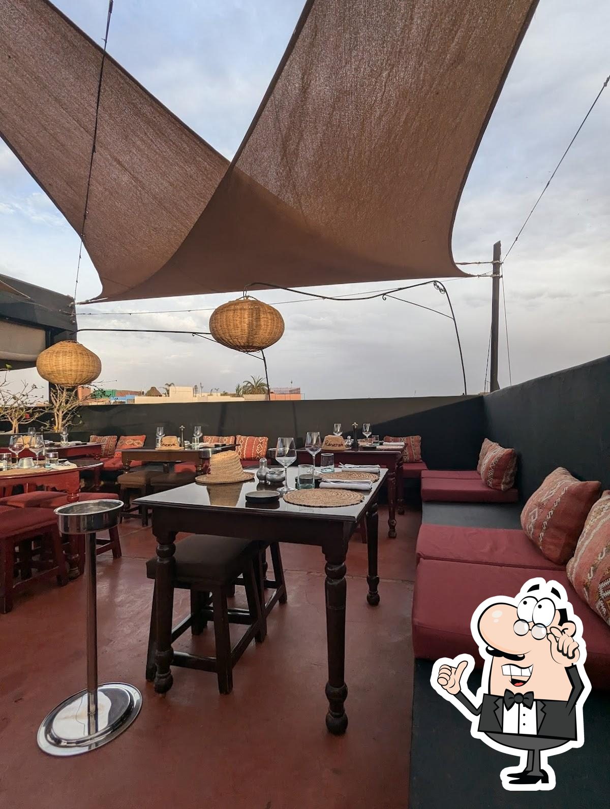 Installez-vous à l'une des tables de La terrasse des épices - Restaurant Marrakech.