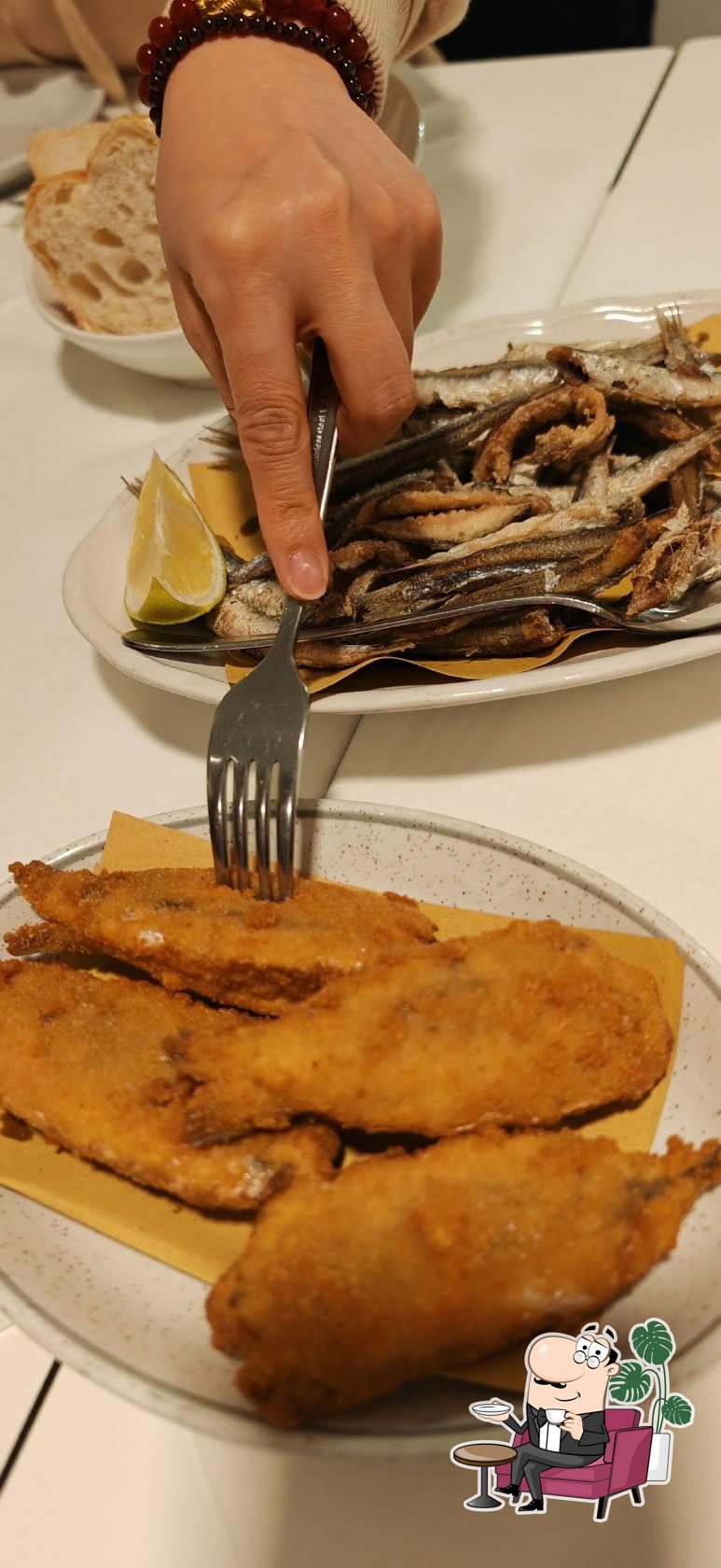 Siediti a un tavolo di Osteria Il Veliero.