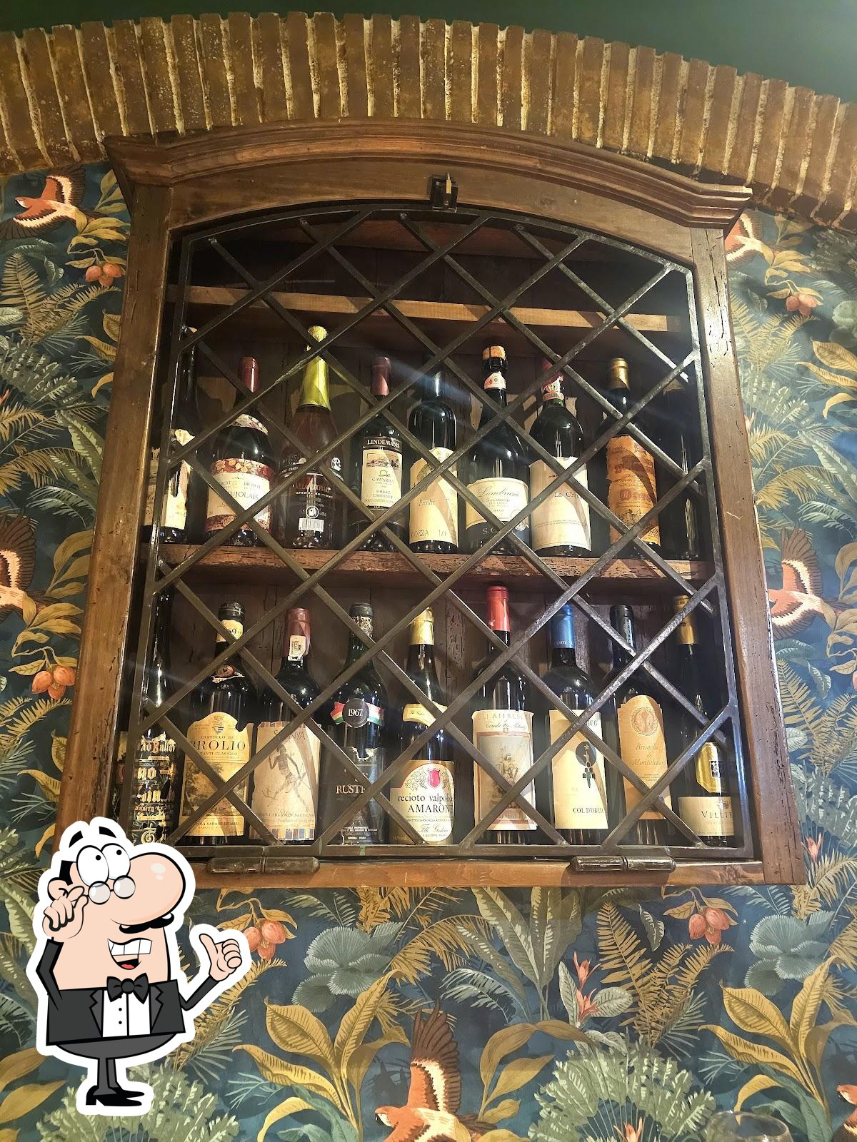 Dai un'occhiata agli interni di Osteria Angolo Divino Rimini.