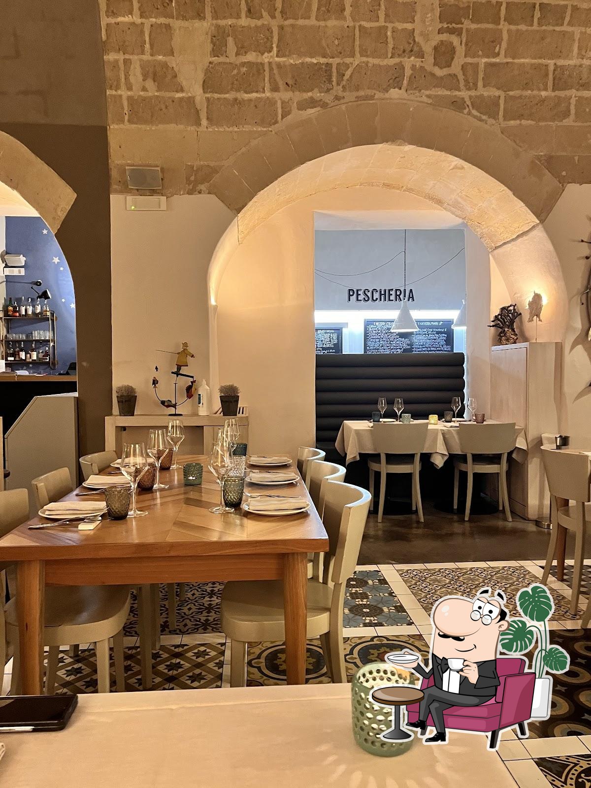 Dai un'occhiata agli interni di Pescheria Con Cottura.