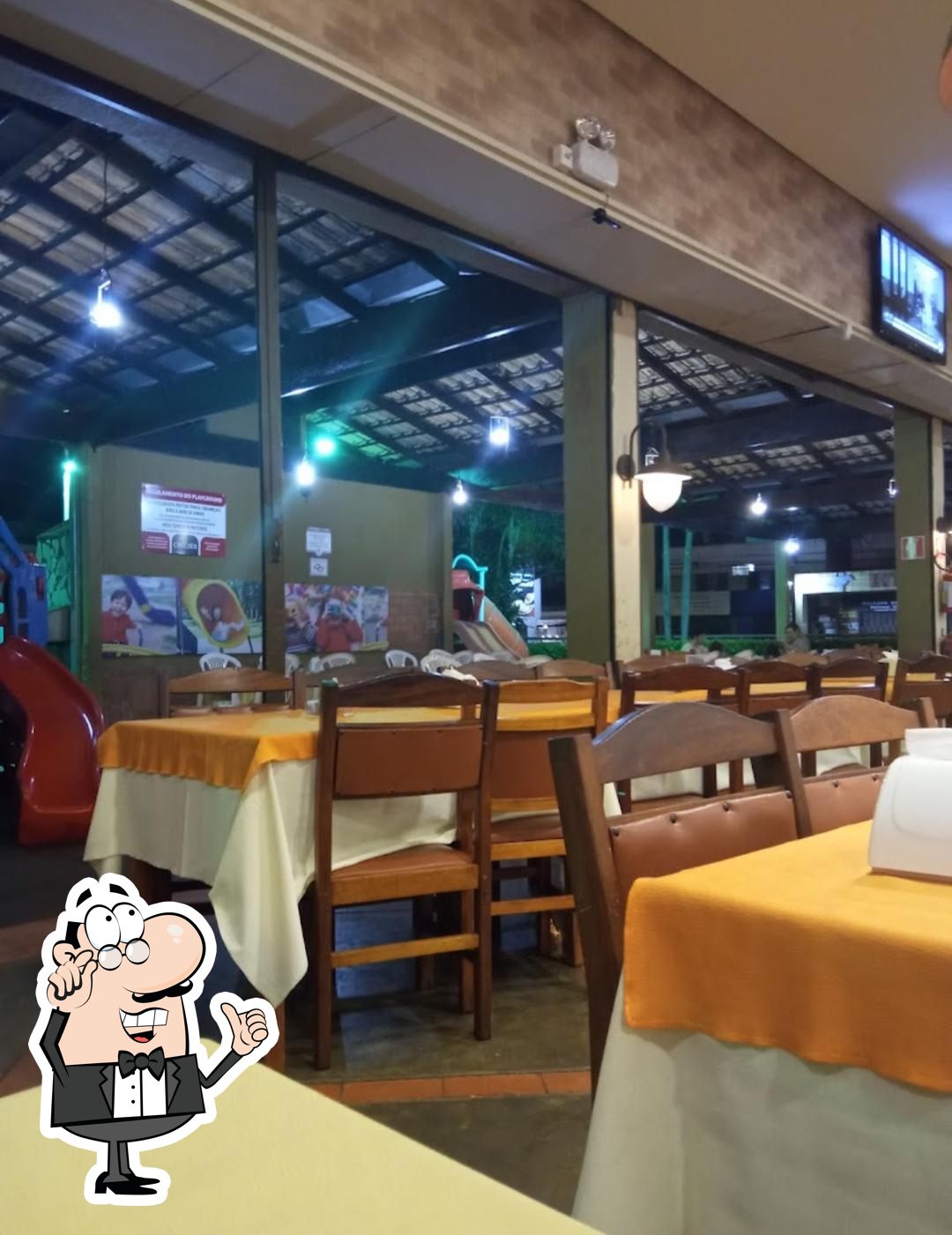 Sente em uma das mesas no Cascata Pizzas Rodízio.