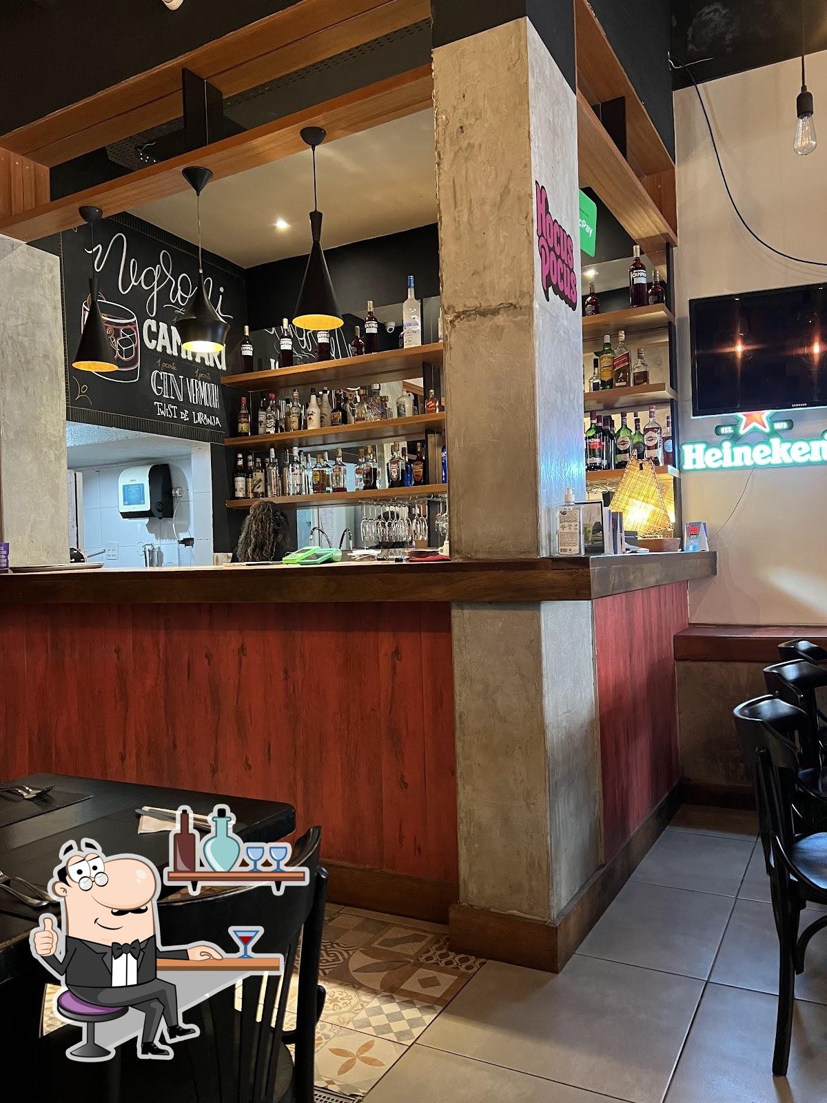 Sente em uma das mesas no La Bocca Bar & Trattoria.