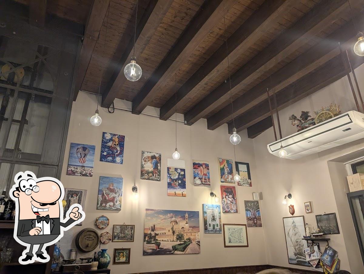 Dai un'occhiata agli interni di Osteria Nonna Dora.