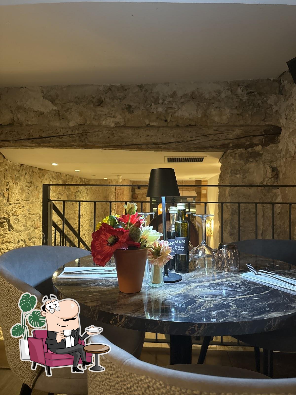 Installez-vous à l'une des tables de Yvan's.