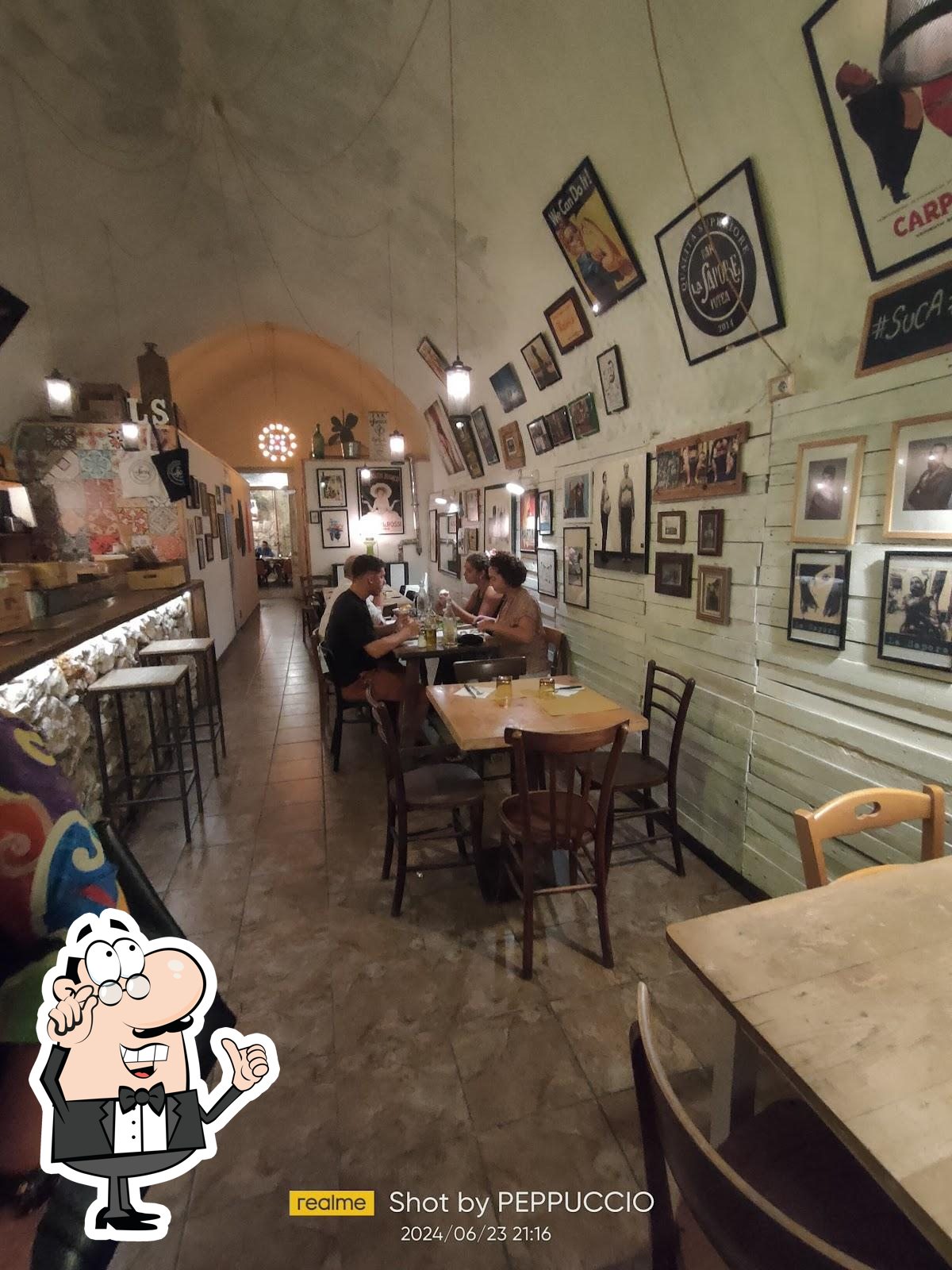 Siediti a un tavolo di La Sapore.
